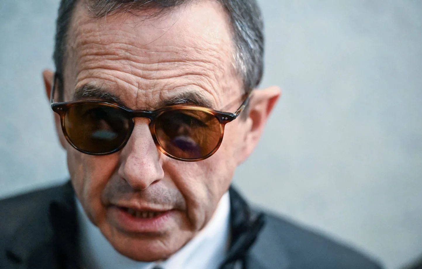 Bruno Retailleau et ses lunettes de soleil : décrypter le style - Myllem