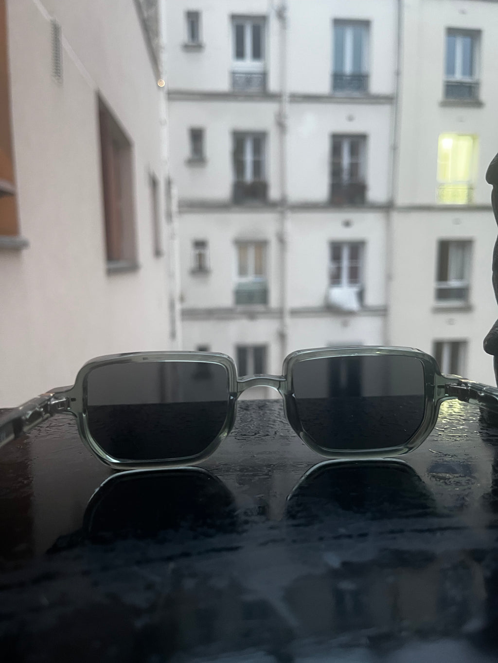 Lunettes de soleil, couleur léger bleu. Vus de dos 