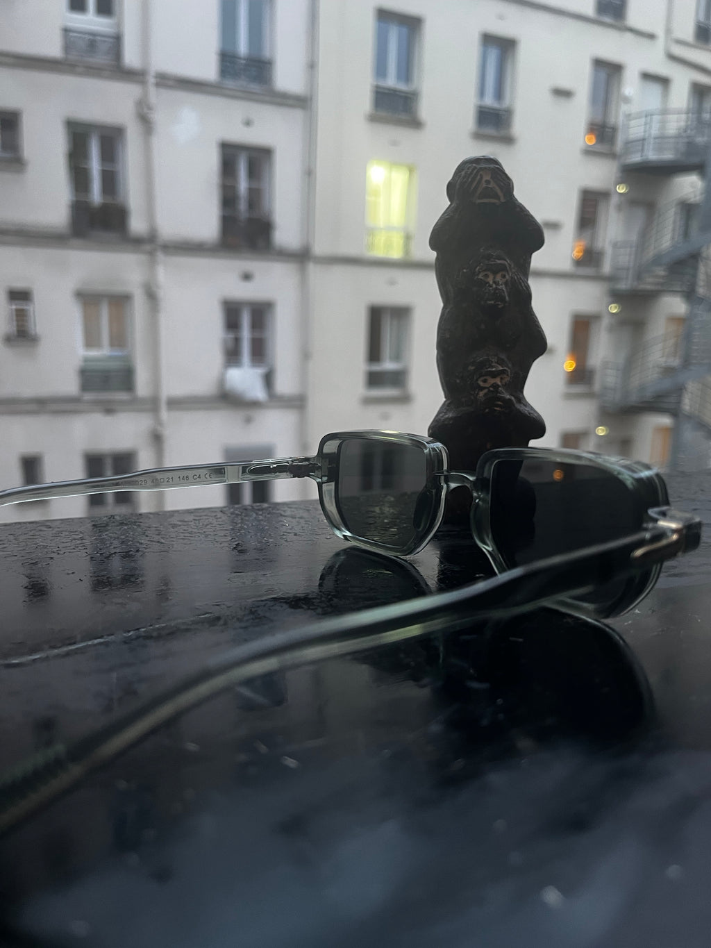 Lunettes de soleil, légère bleues, vue de profil