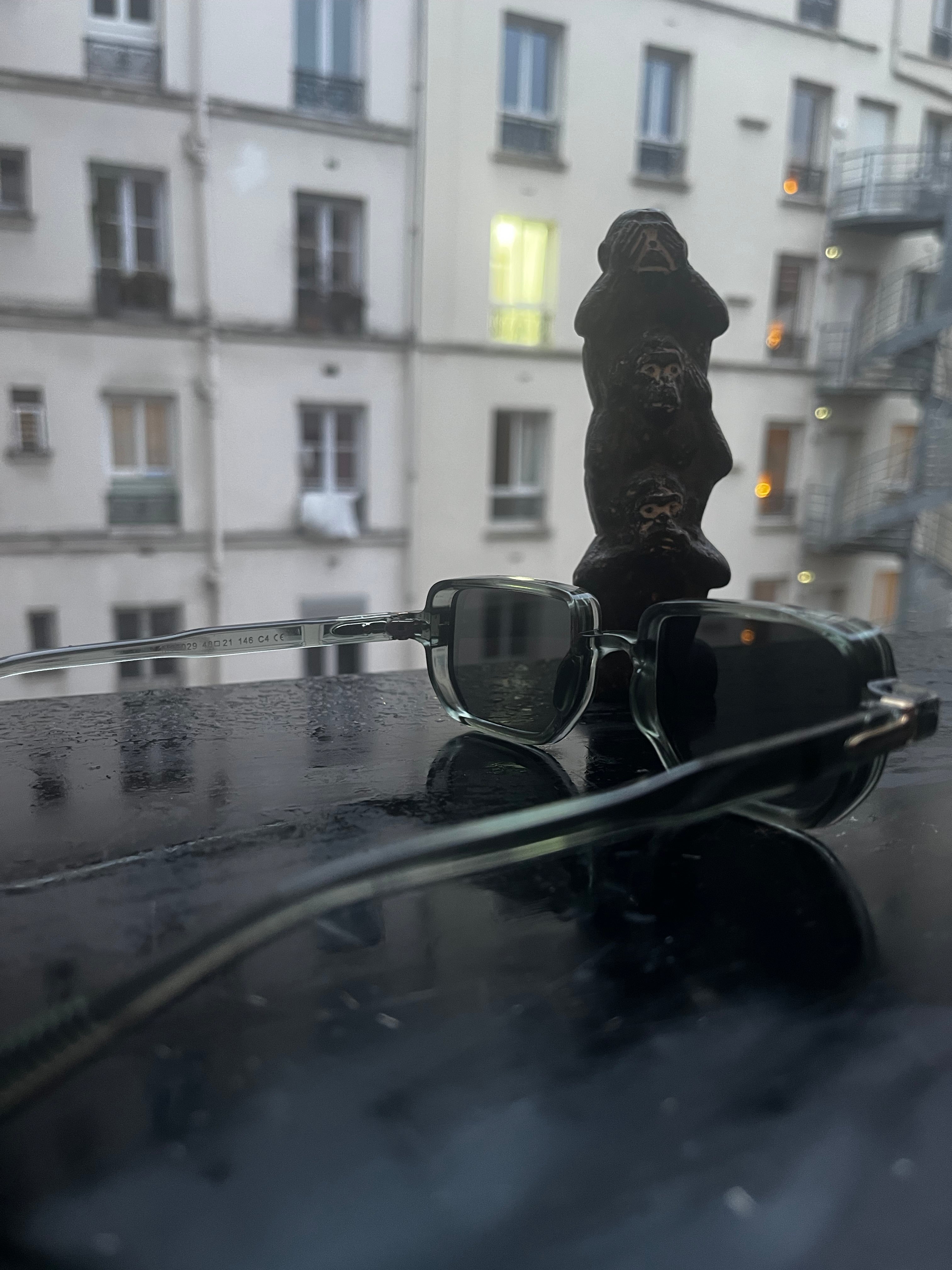 Lunettes de soleil, légère bleues, vue de profil