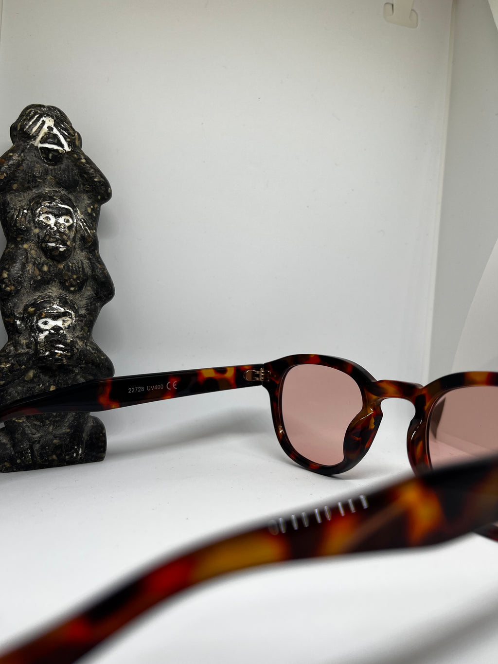 Lunettes de soleil, couleur Marron verres rouge, vue de dos