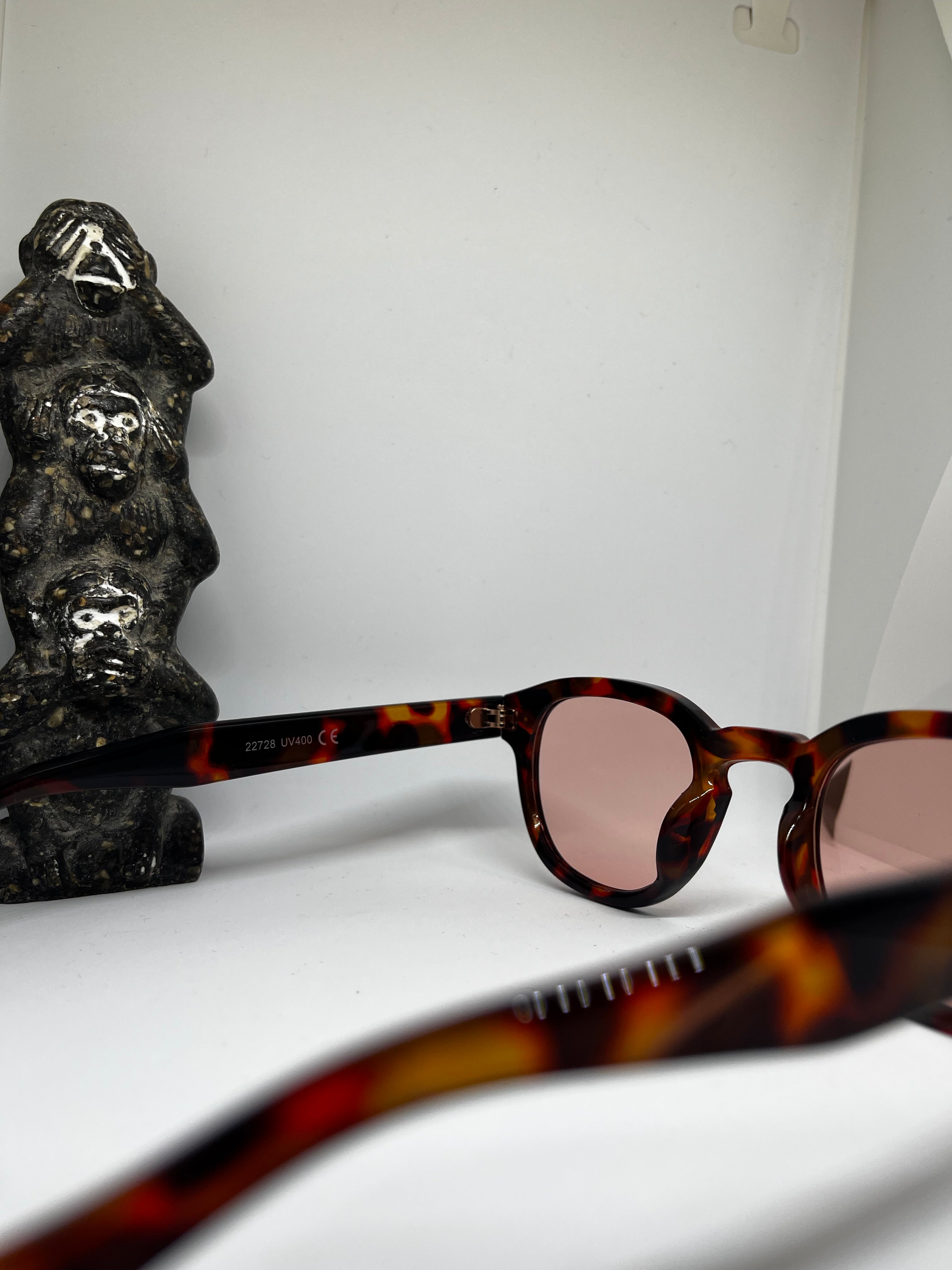 Lunettes de soleil, couleur Marron verres rouge, vue de dos