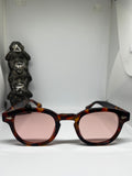 Lunettes de soleil, vue de profil, couleur, marron, verre rouge
