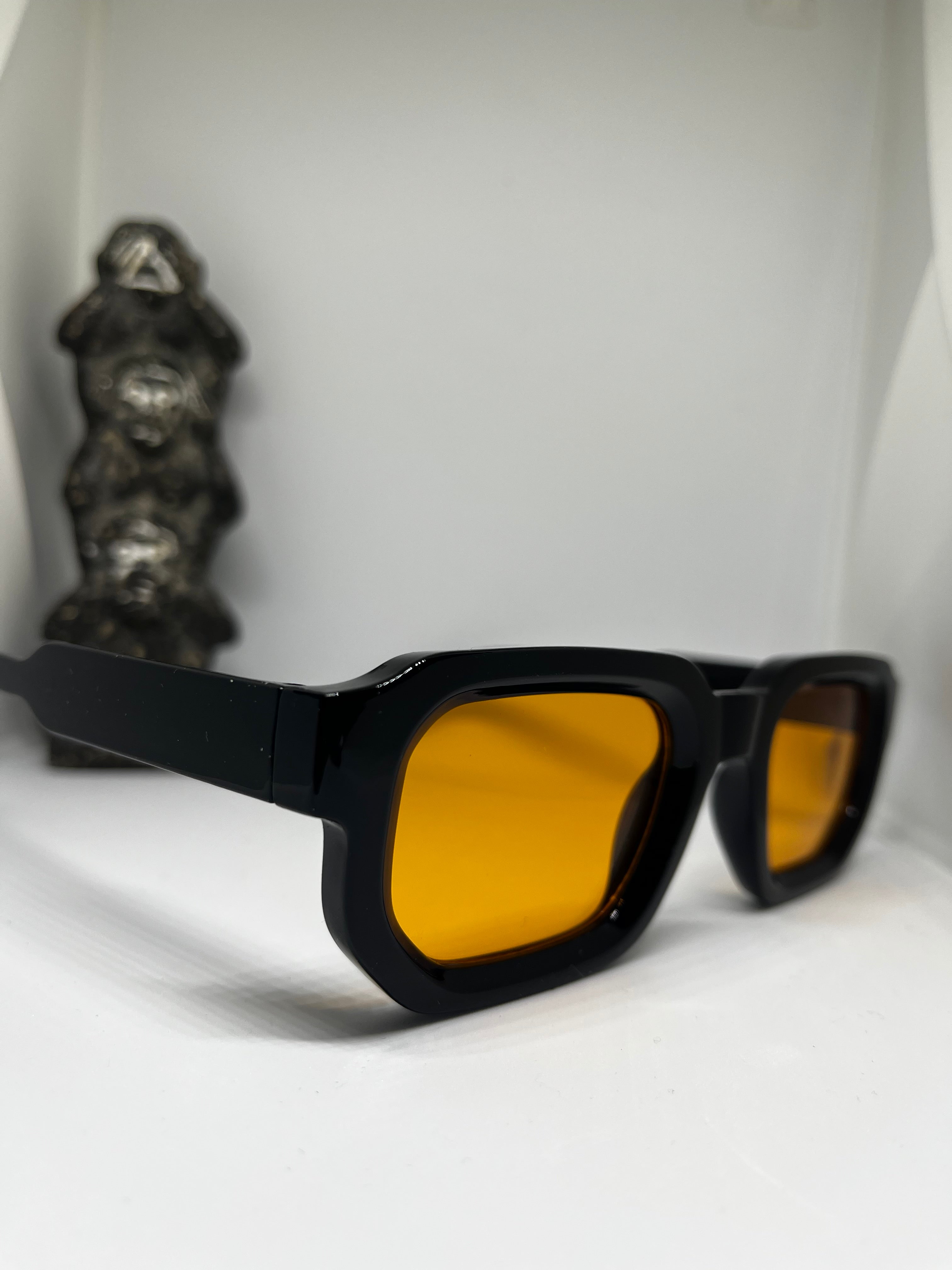 Lunettes de soleil rétro carrées noires avec verres oranges - vue de 3/4