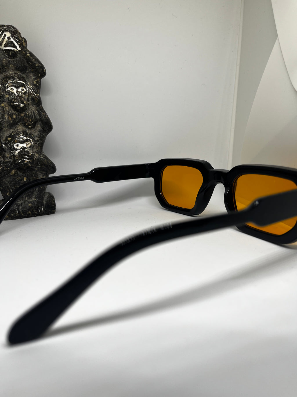 Lunettes de soleil rétro carrées noires avec verres oranges - vue de dos