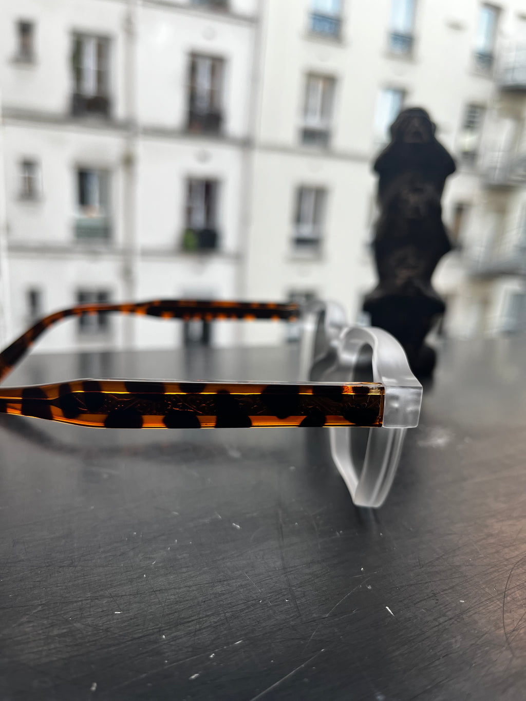Lunettes de soleil rétro carrées transparentes avec verres noirs polarisés - vue de trois-quarts