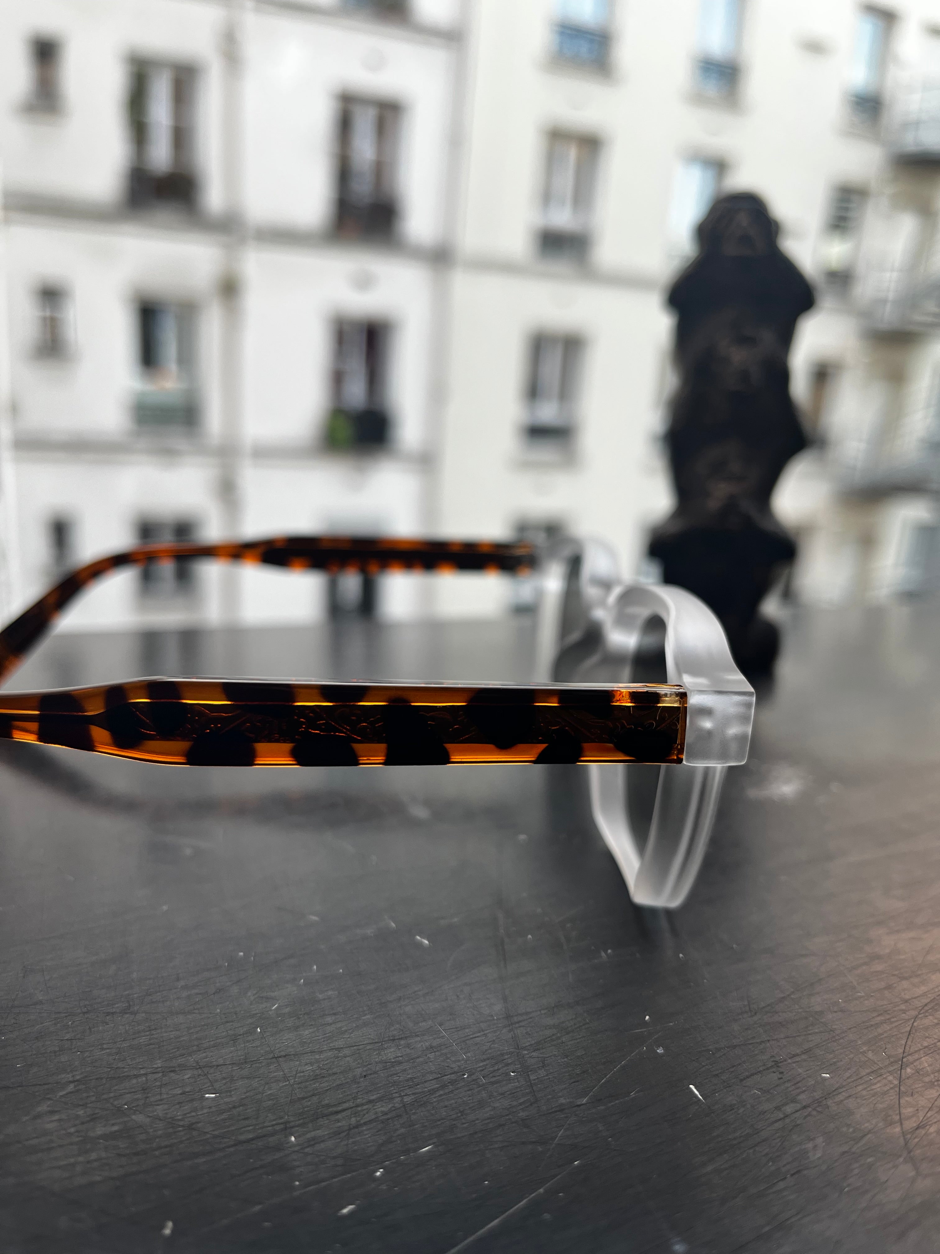 Lunettes de soleil rétro carrées transparentes avec verres noirs polarisés - vue de trois-quarts