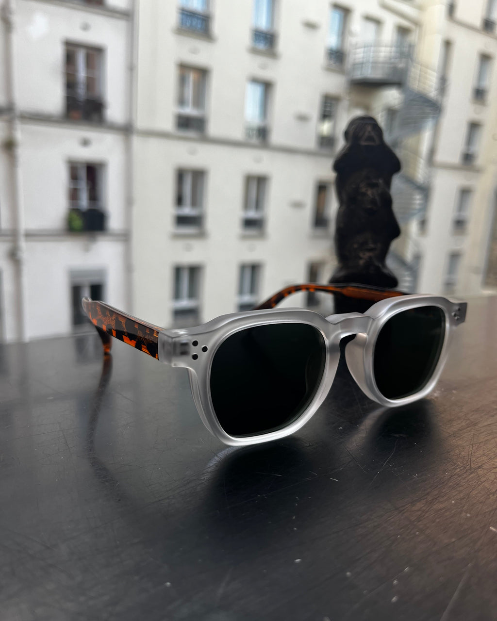 Lunettes de soleil rétro carrées transparentes avec verres noirs polarisés - vue de trois-quarts